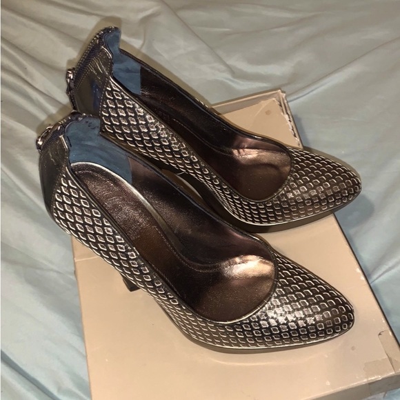 Burberry Pewter 4+inch High Heels👠Sz 37EU/6.5USA Excellent Condition!! Worn 1X! - Picture 3 of 12